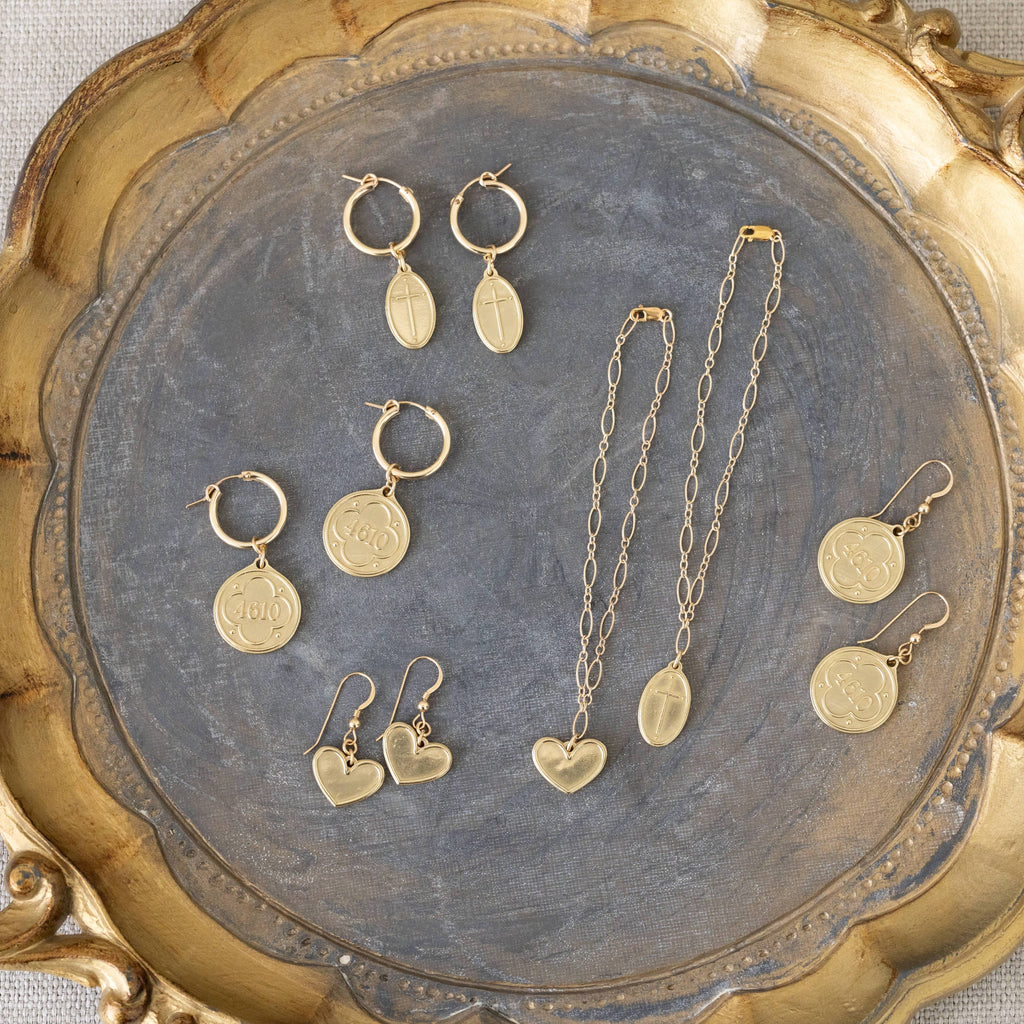 Bracelet (Petite Pendant) - Oval Cross / Romans 5:8