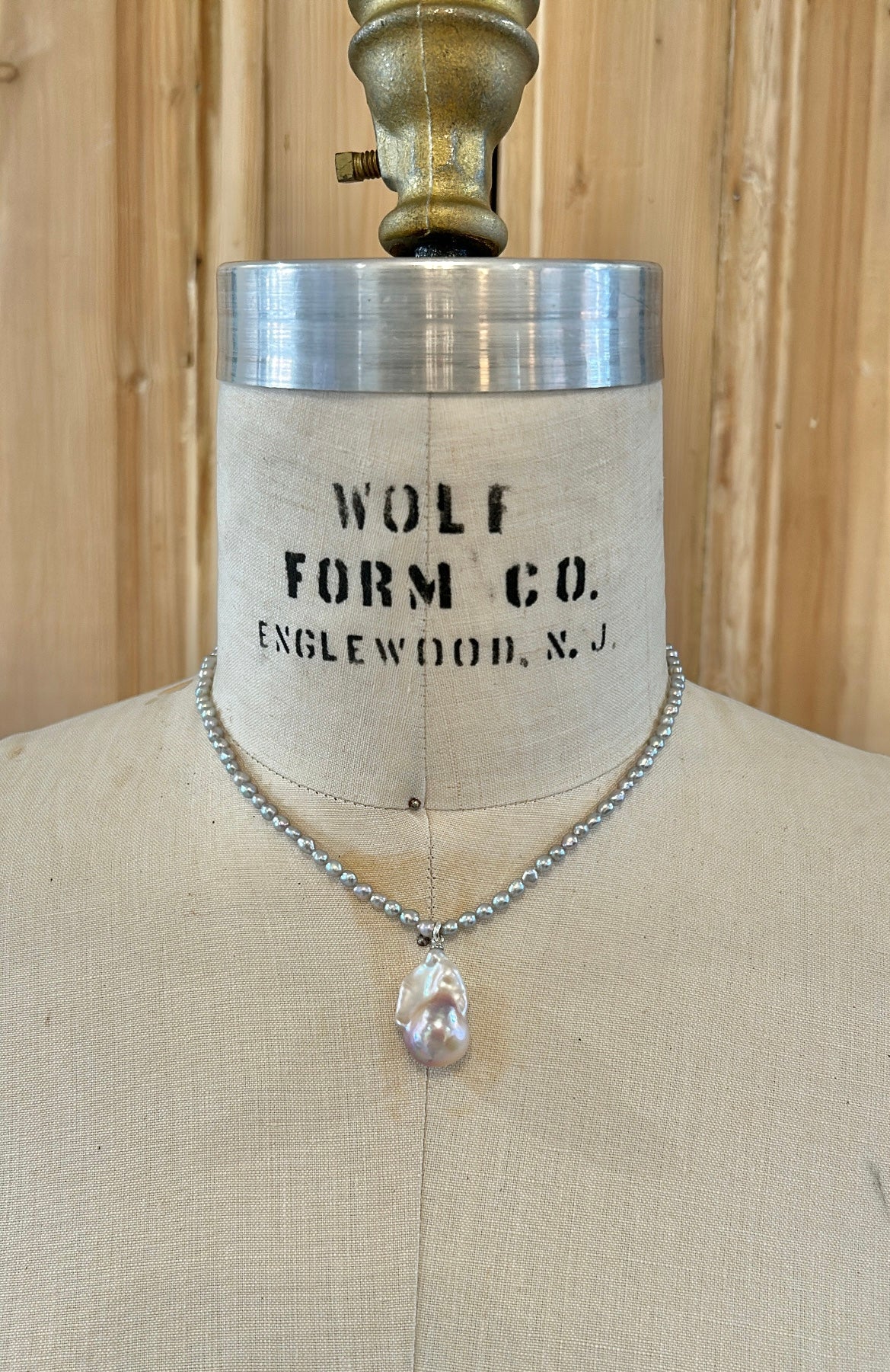 Gray Rice Pearl necklace w/gray Baroque Pearl 101