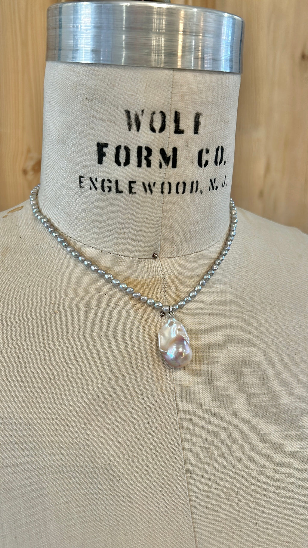 Gray Rice Pearl necklace w/gray Baroque Pearl 101