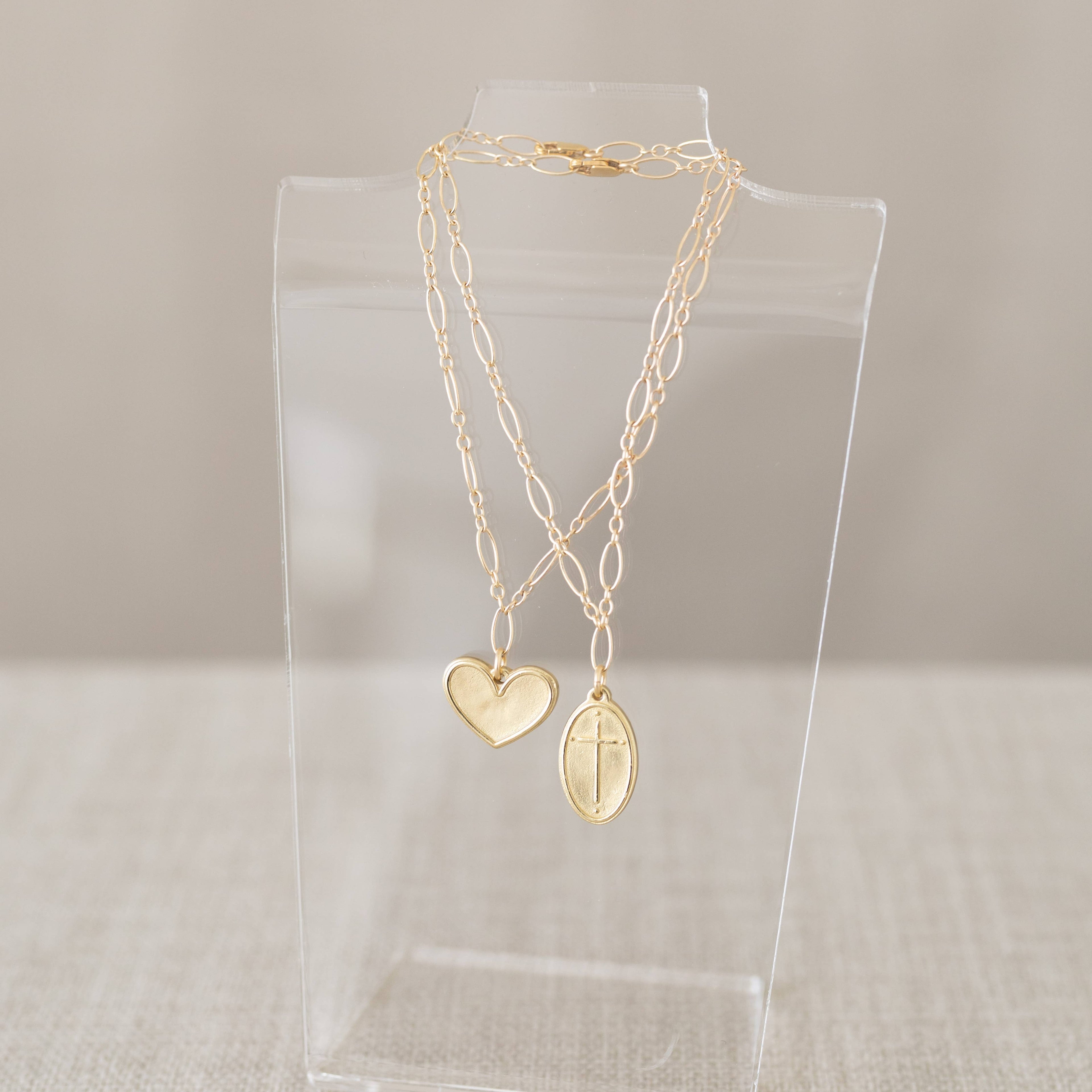 Bracelet (Petite Pendant) - Oval Cross / Romans 5:8